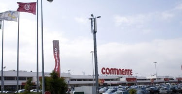 Distribuição pode levar a tribunal autarquias que impeçam horários alargados dos hipers