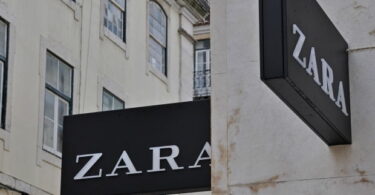 As montras das lojas são quase sempre um dos primeiros contactos do consumidor, sendo por isso alvo de inovações, como o caso recente da Zara.
