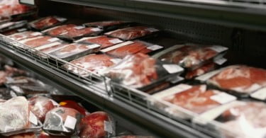 Carne de porco embalada domina espaço no linear