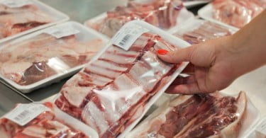 Eurodeputados querem etiqueta com origem na carne processada