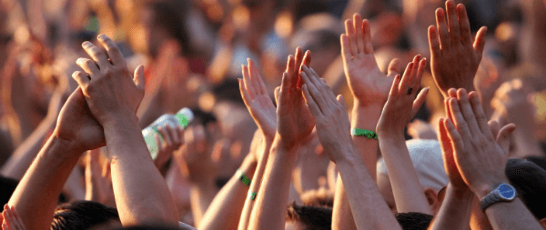 Fãs de música afirmam que patrocinadores melhoram a experiência dos festivais