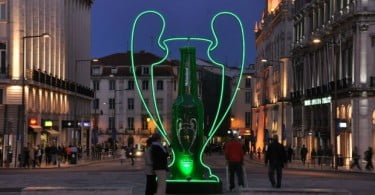 JCDecaux e Heineken instalam garrafa de 4 metros nos Restauradores