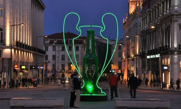 JCDecaux e Heineken instalam garrafa de 4 metros nos Restauradores