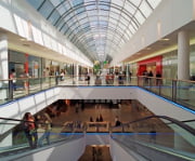 Abrem menos centros comerciais na Europa