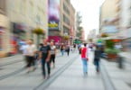 pessoas na rua julho  Distribuição Hoje