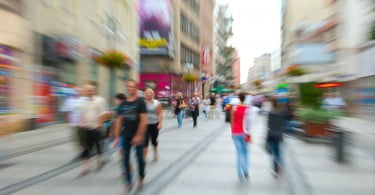 pessoas na rua julho  Distribuição Hoje