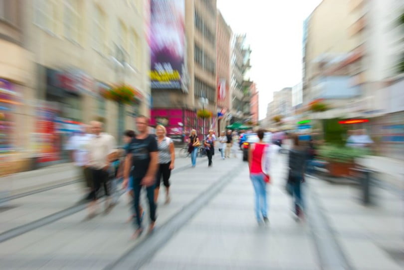 pessoas na rua julho  Distribuição Hoje