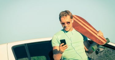 jovem com smartphone