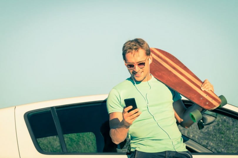 jovem com smartphone