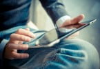 pessoa a usar tablet