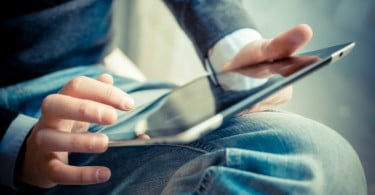 pessoa a usar tablet