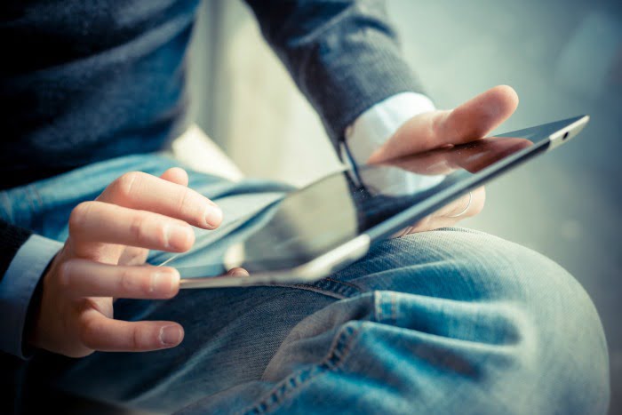 pessoa a usar tablet