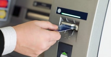 colocar cartão na caixa de multibanco