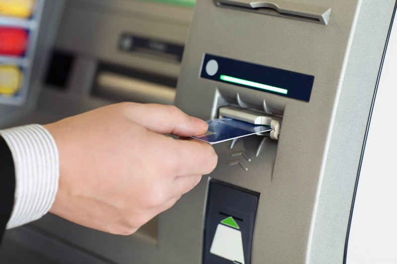 pessoa a levantar dinheiro no Multibanco