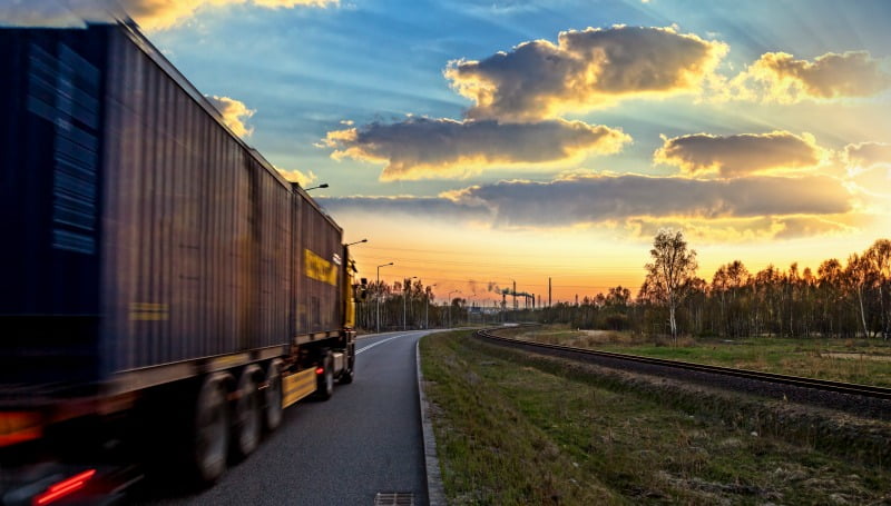 camião na estrada Logística e Transportes Hoje