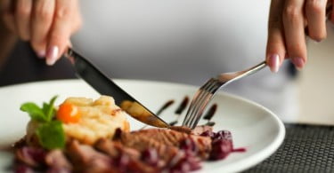 pessoa a comer