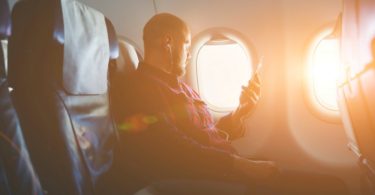 usar smartphone no avião Distribuição Hoje