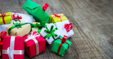 Experiências mais populares para oferecer este Natal: 1) Viagens/férias 2) Bilhetes para espetáculos 3) Dias em SPAs 4) Bilhetes de cinema 5) Viagens de barco 6) Bilhetes para o teatro 7) Jantar luxuoso 8) Prova de vinhos 9) Bilhetes para o futebol 10) Noites de comédia Presentes mais populares para “mim” 1) Viagens/férias 2) Roupa 3) Telefones 4) Livros 5) Bilhetes para espetáculos 6) Tablets 7) Joias 8) Dias em SPAs 9) Retiros de Yoga 10) Sapatos