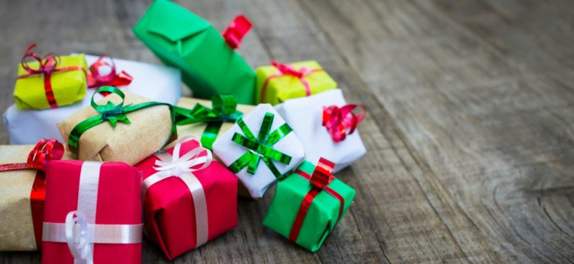 Experiências mais populares para oferecer este Natal: 1) Viagens/férias 2) Bilhetes para espetáculos 3) Dias em SPAs 4) Bilhetes de cinema 5) Viagens de barco 6) Bilhetes para o teatro 7) Jantar luxuoso 8) Prova de vinhos 9) Bilhetes para o futebol 10) Noites de comédia Presentes mais populares para “mim” 1) Viagens/férias 2) Roupa 3) Telefones 4) Livros 5) Bilhetes para espetáculos 6) Tablets 7) Joias 8) Dias em SPAs 9) Retiros de Yoga 10) Sapatos