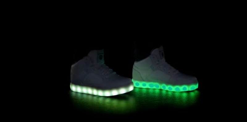 Skechers ténis com LED Distribuição Hoje