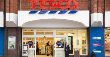 Tesco regressa aos lucros