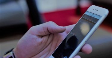 Portugueses estão a comprar telemóveis mais caros e de maior dimensão