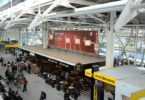 Sagres recebe turistas com mensagens personalizadas no Aeroporto