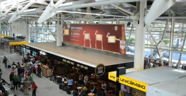 Sagres recebe turistas com mensagens personalizadas no Aeroporto