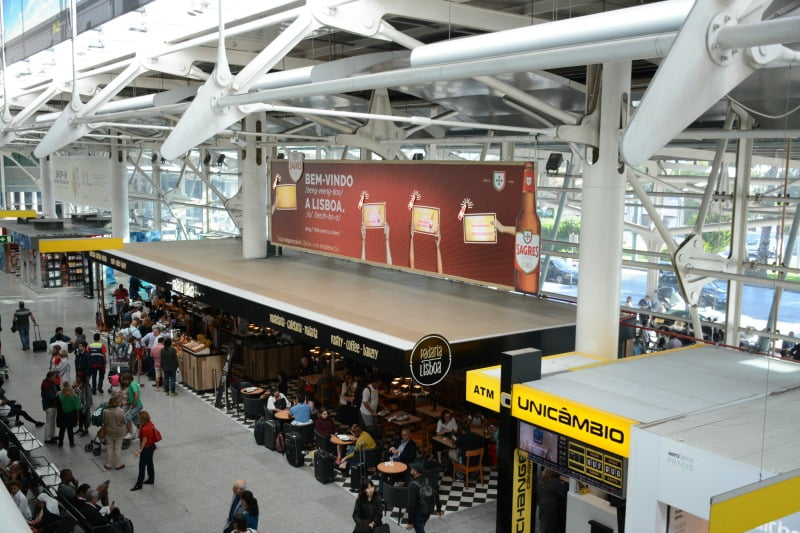 Sagres recebe turistas com mensagens personalizadas no Aeroporto