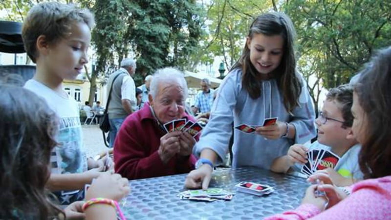Mattel junta crianças e seniores a jogar Uno