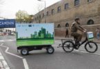 UPS testa entregas com reboques puxados por bicicletas