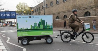 UPS testa entregas com reboques puxados por bicicletas