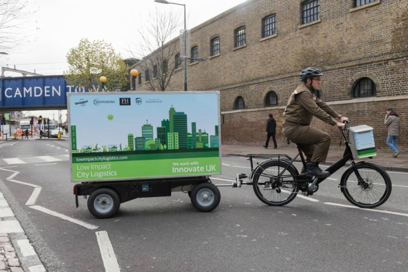 UPS testa entregas com reboques puxados por bicicletas