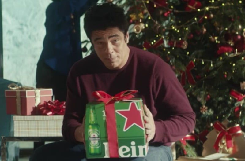 Benício del Toro dá a cara pela campanha de Natal da Heineken