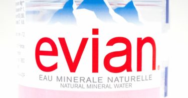 Evian aposta em plástico 100% reciclado