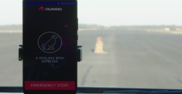 Huawei põe smartphone a conduzir automóvel