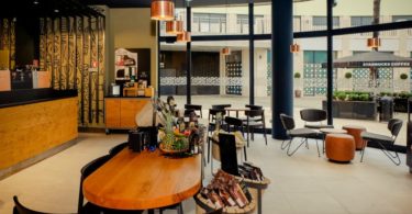 Starbucks abre loja no Freeport