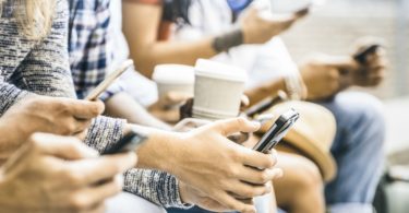 Millennials: a geração do “entusiasmo lúcido” prefere, afinal, as lojas físicas