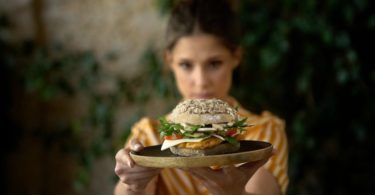 McDonald’s lança duas novas receitas Rústico com pão nacional