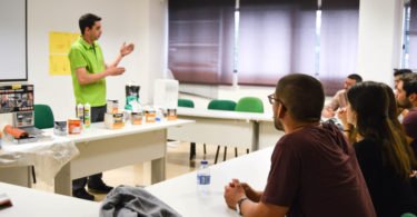 AKI dá formação gratuita a voluntários de associação que reabilita casas