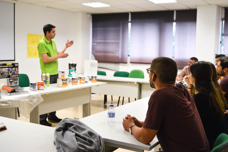 AKI dá formação gratuita a voluntários de associação que reabilita casas