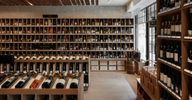 Fornecedor de vinhos Casa Real britânica vai usar rolha de cortiça portuguesa