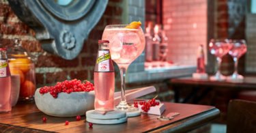 Schweppes ‘veste-se’ de rosa