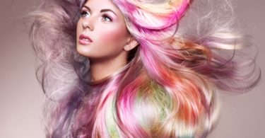 Perto de uma em quatro mulheres utiliza tintas para pintar o cabelo em casa