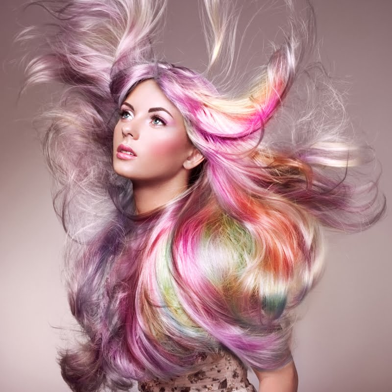 Perto de uma em quatro mulheres utiliza tintas para pintar o cabelo em casa