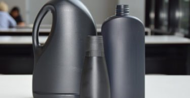 Henkel desenvolve embalagens de plástico preto reciclável