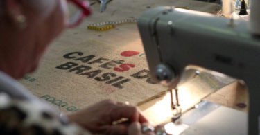 Kaffa e projeto ‘A Avó Veio Trabalhar’ juntam-se para reciclar sacas de café