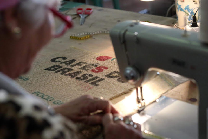 Kaffa e projeto ‘A Avó Veio Trabalhar’ juntam-se para reciclar sacas de café