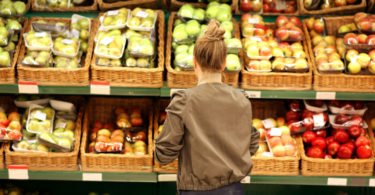 Sacos de plástico ultraleves proibidos no comércio em 2023