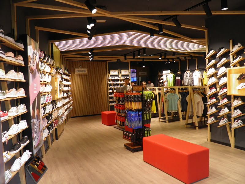 Kicks renova loja no Forum Viseu